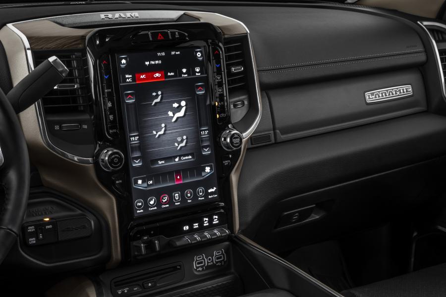 Детали интерьера Ram 2500 Laramie Crew Cab (DJ) 2019 года  (LA) (фото 35 из 39)